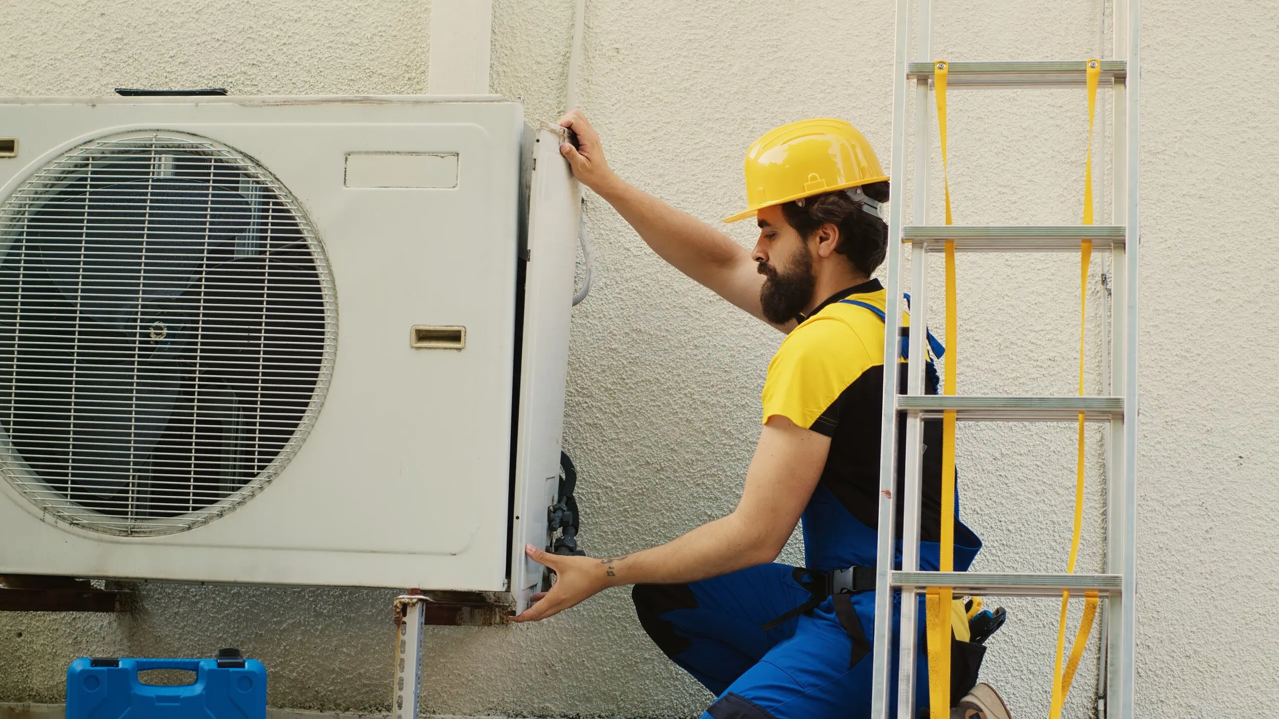 Unidad exterior de aire acondicionado instalada por SERTEC en una fachada