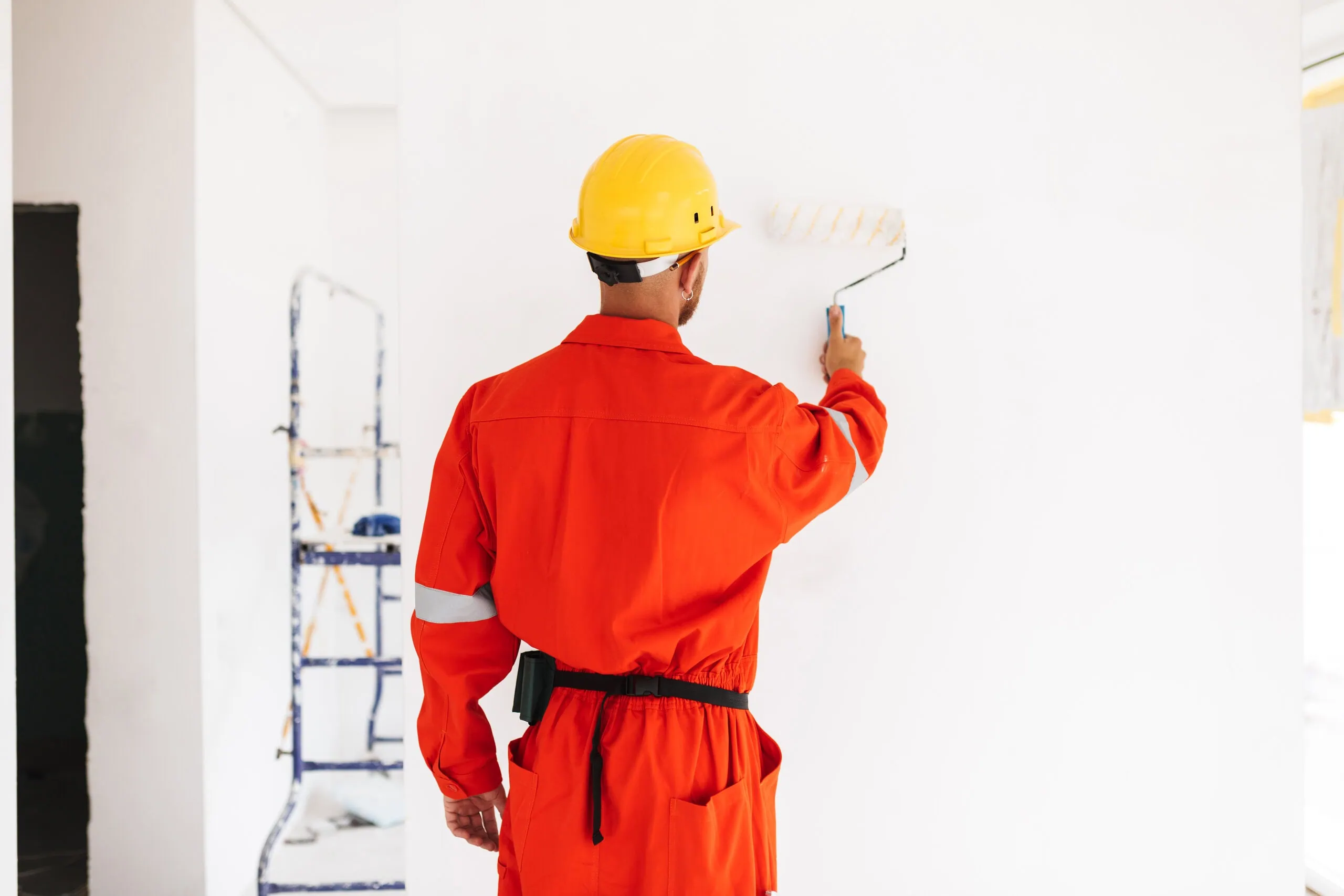 Pintor de SERTEC pintando el interior de una vivienda en Valencia